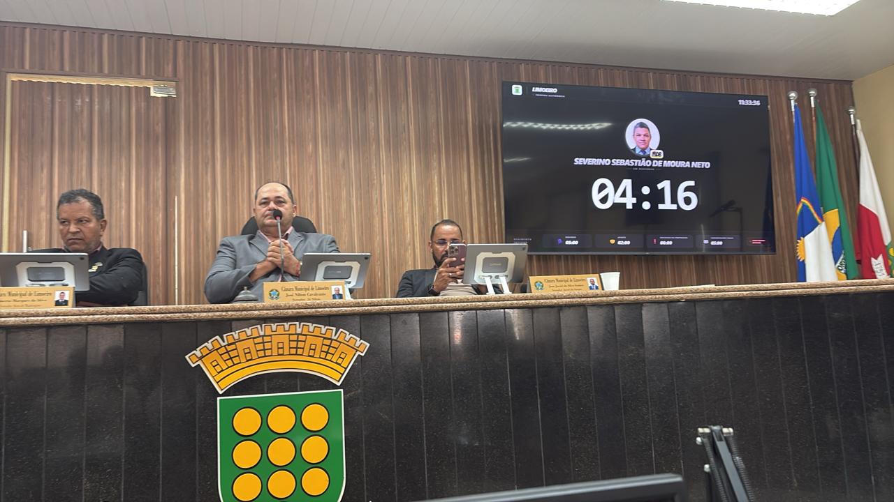 Sistema Senatto em uso no telão durante uma sessão em Câmara Municipal